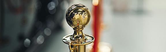Goldene VIP-Absperrung mit Samtkordel